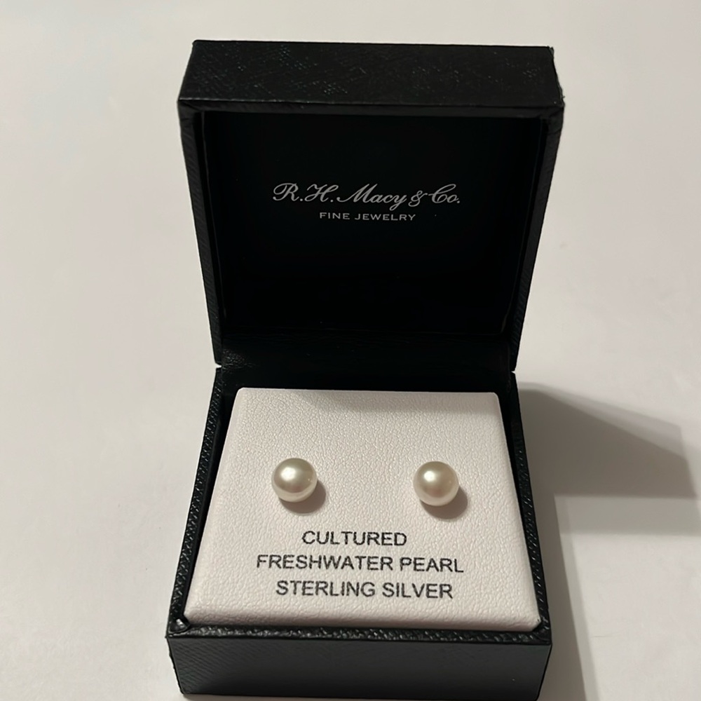 Cultured pearl stud earrings